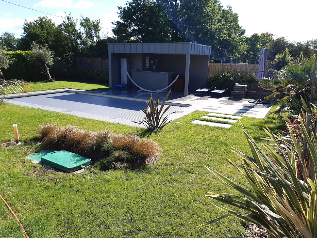 Installation d'une micro station dans un jardin avec piscine